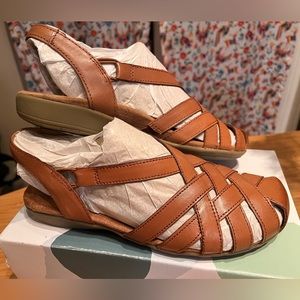 Earth Origins Berri leather closed toe sandals